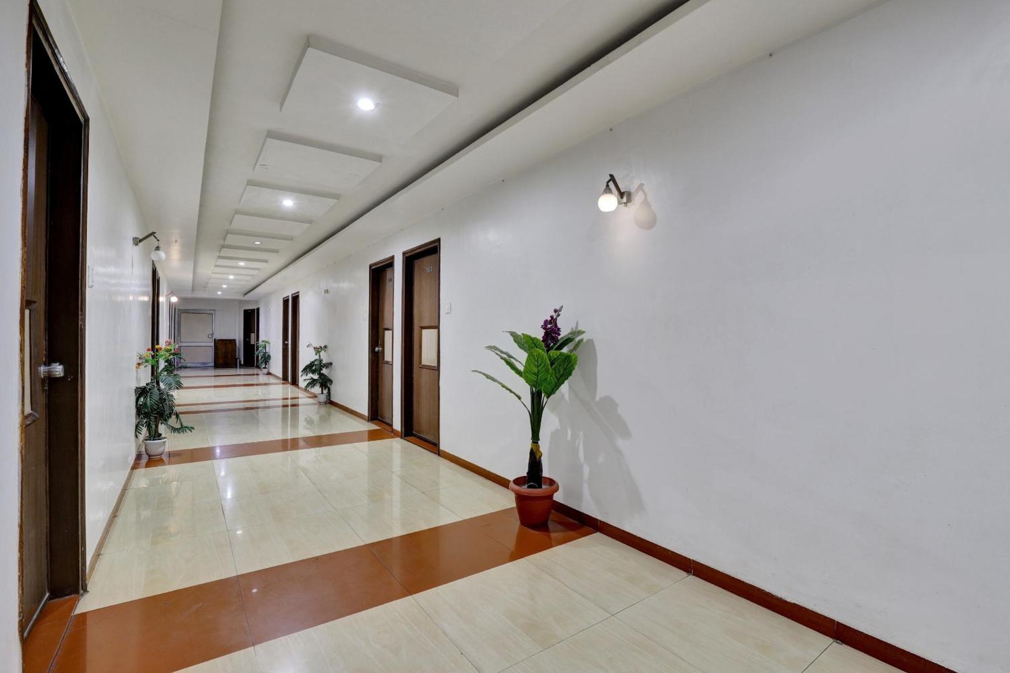 Collection O 82926 Hotel Royal Plaza Ahmedabad Exterior foto