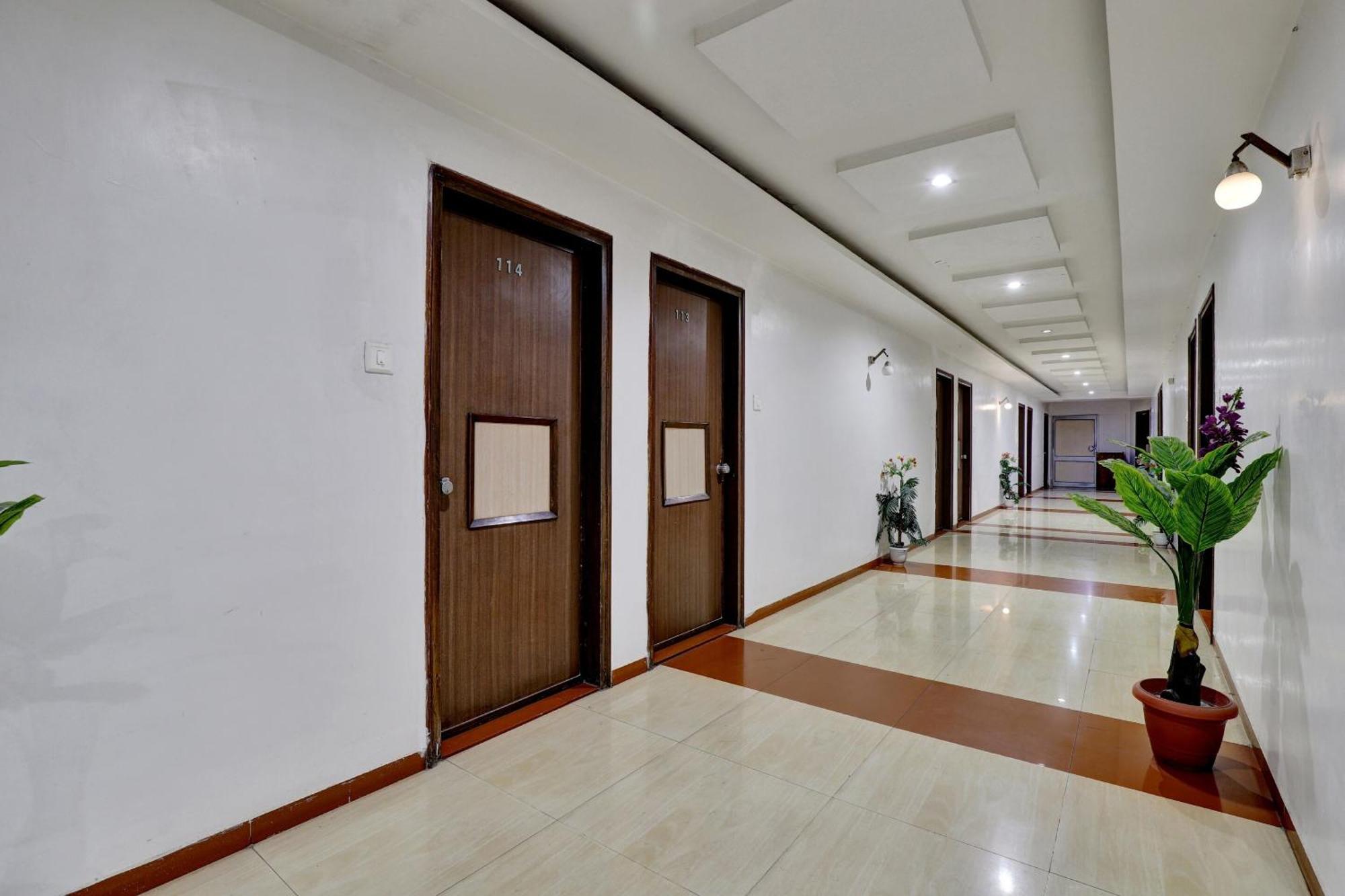 Collection O 82926 Hotel Royal Plaza Ahmedabad Exterior foto