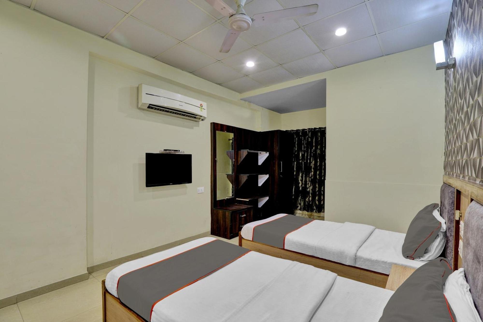 Collection O 82926 Hotel Royal Plaza Ahmedabad Exterior foto